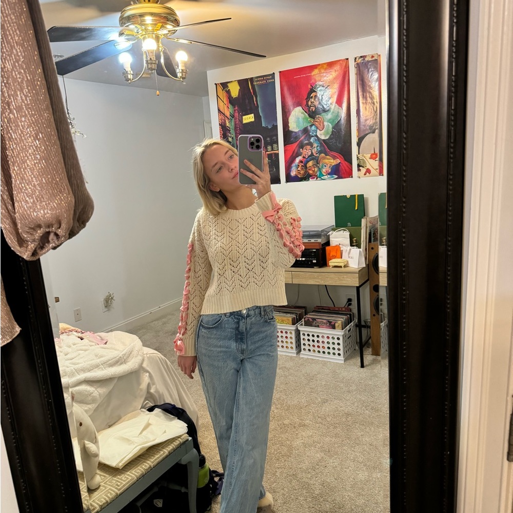 Cream cropped sweater with pink ribbon